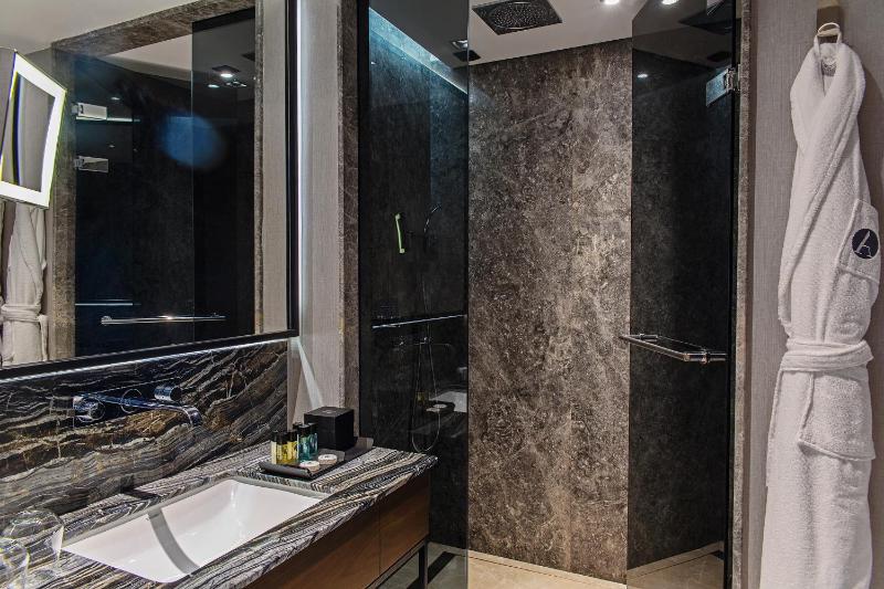 Standard Double or Twin Room image 3