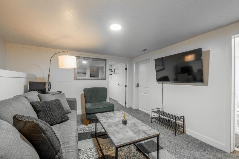 Modern Rustic House with Hot Tub Near Downtown SLC - image 19