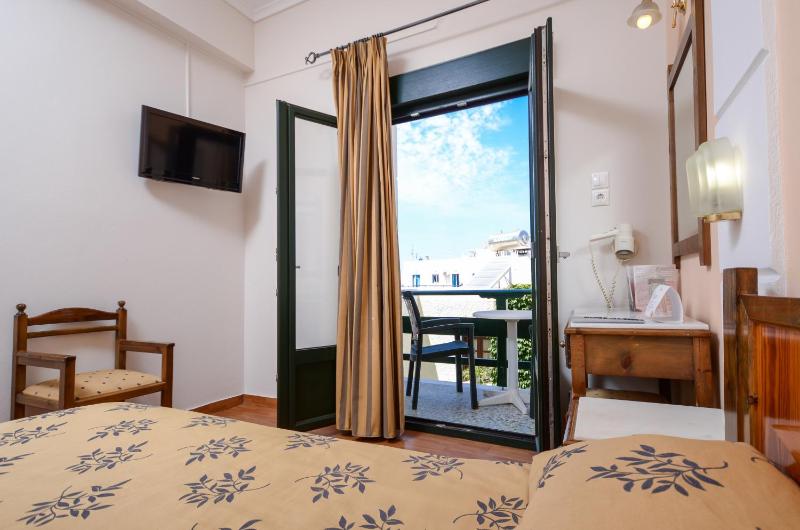 twin Room with town view image 3
