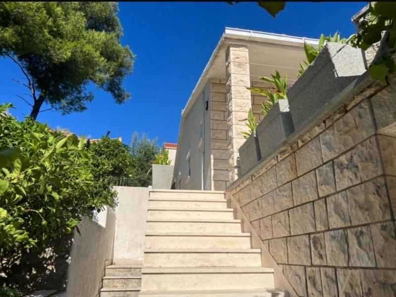 Apartments by the sea Splitska Brac - 23366 - image 1