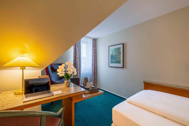 Comfort Single Room with Single Bed and Courtyard View image 2