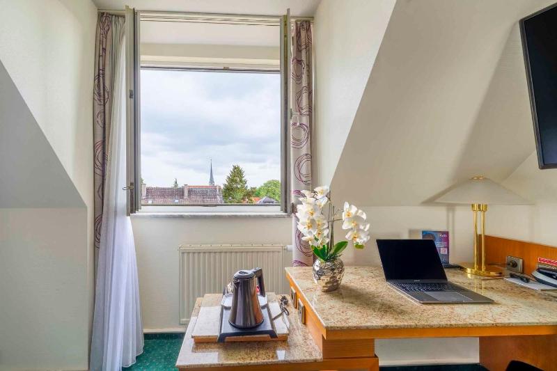 Comfort Single Room with Single Bed and Courtyard View image 3