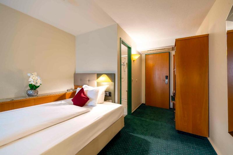 Comfort Single Room with Single Bed and Courtyard View image 1
