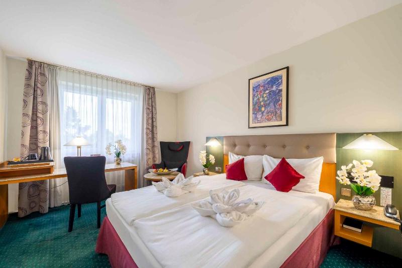 Comfort Queen Room with Queen Bed and View image 4