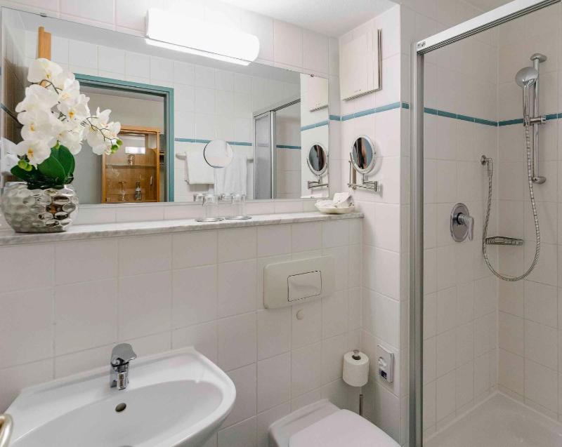 Comfort Queen Room with Queen Bed and View image 3