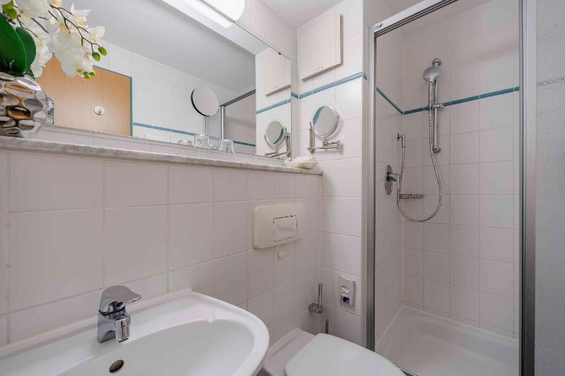 Comfort Triple Room with Queen Bed image 2