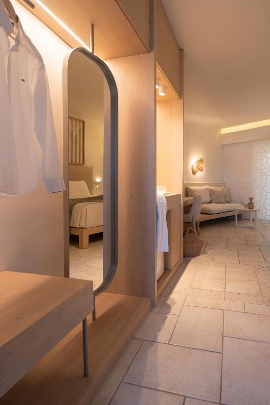 Deluxe Ground Floor Double Room with Garden and Pool view image 1