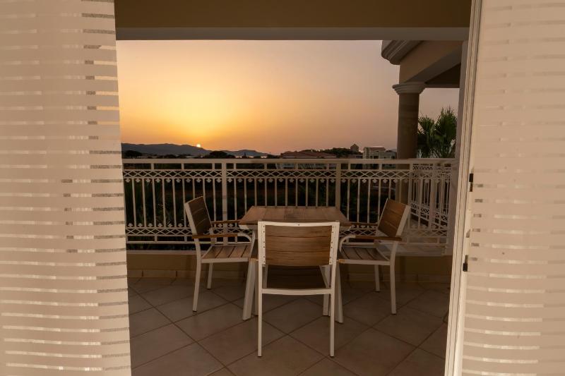 Superior Double Room with Side Sea and Pool View  image 4