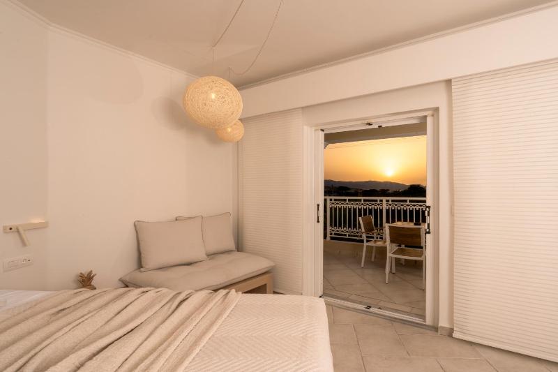 Superior Double Room with Side Sea and Pool View  image 1