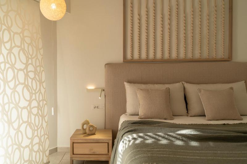 Superior Double Room with Side Sea and Pool View  image 2