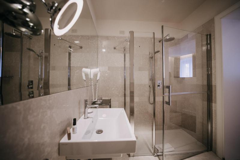 Deluxe Double Room image 1
