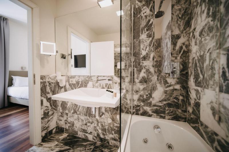 Classic Single Room image 4