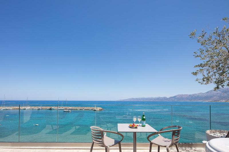 Skipper Beachfront Suites - image 7