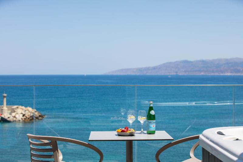 Skipper Beachfront Suites - image 15
