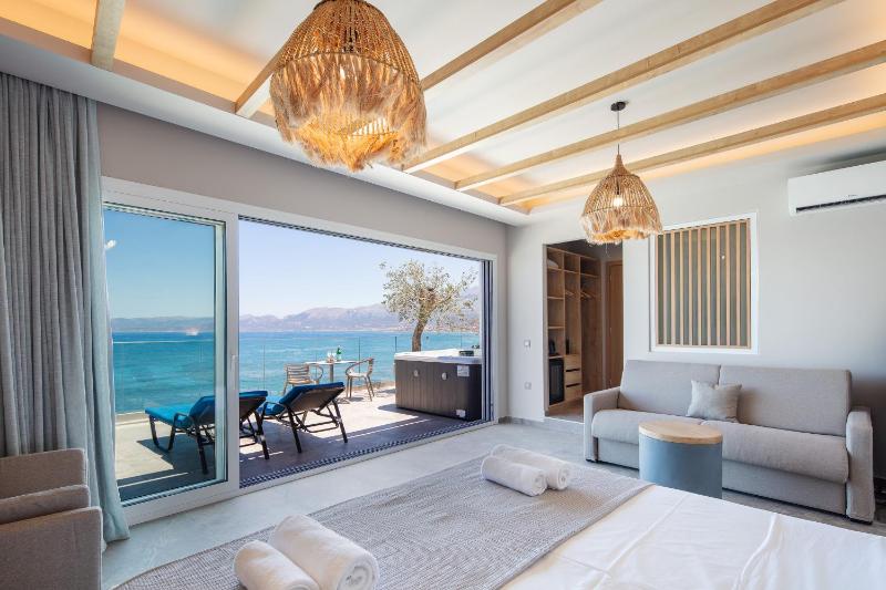 Skipper Beachfront Suites - image 38