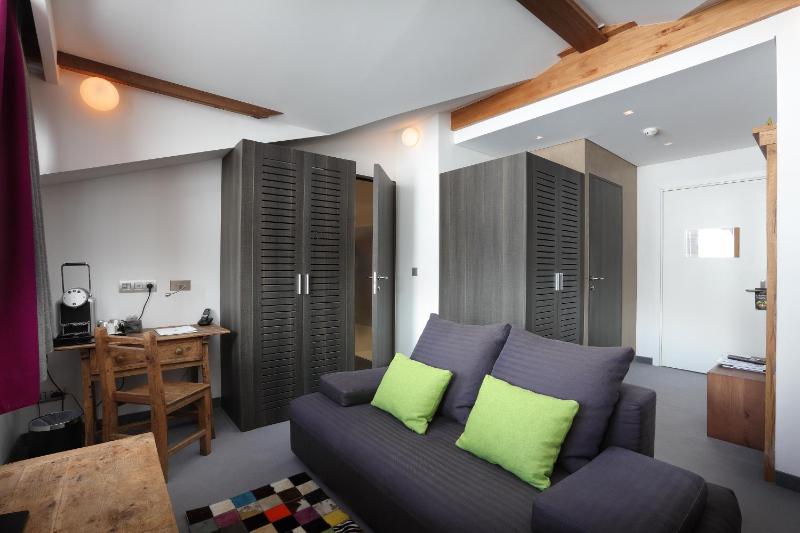 Family Room image 3