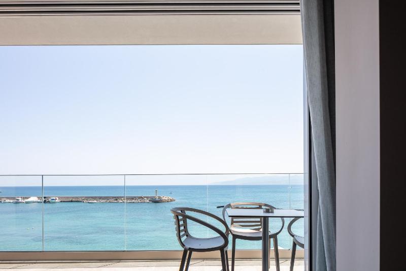 Skipper Beachfront Suites - image 31
