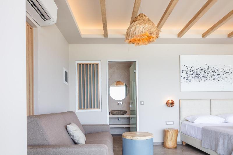 Skipper Beachfront Suites - image 18
