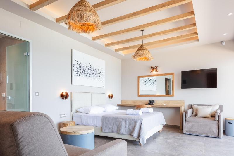 Skipper Beachfront Suites - image 4