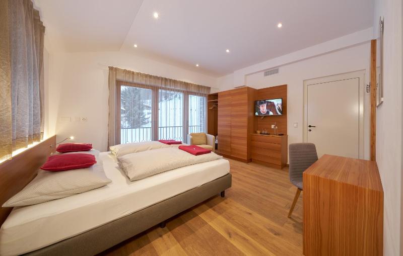 Deluxe Double Room with Balcony image 3