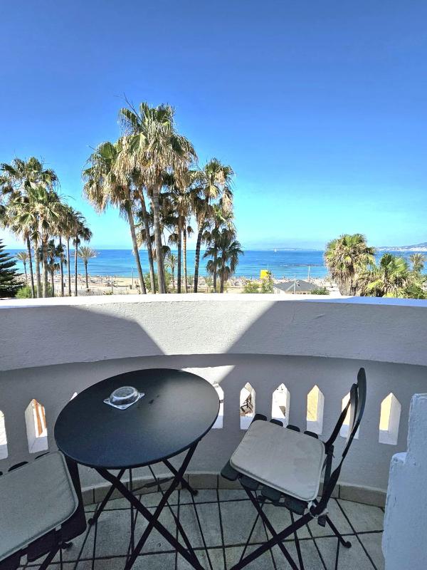 Twin Room with Balcony and Sea View image 4