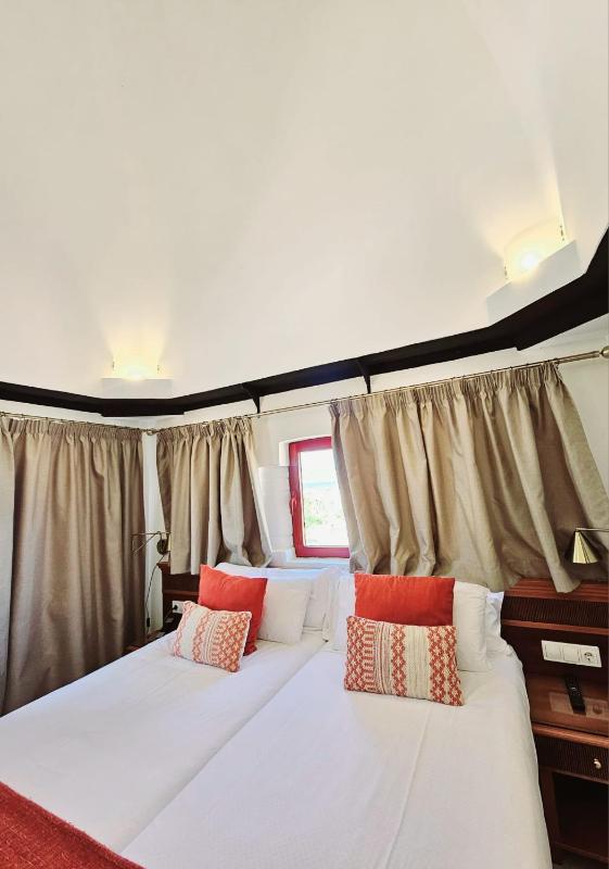 Twin Room with Balcony and Sea View image 3