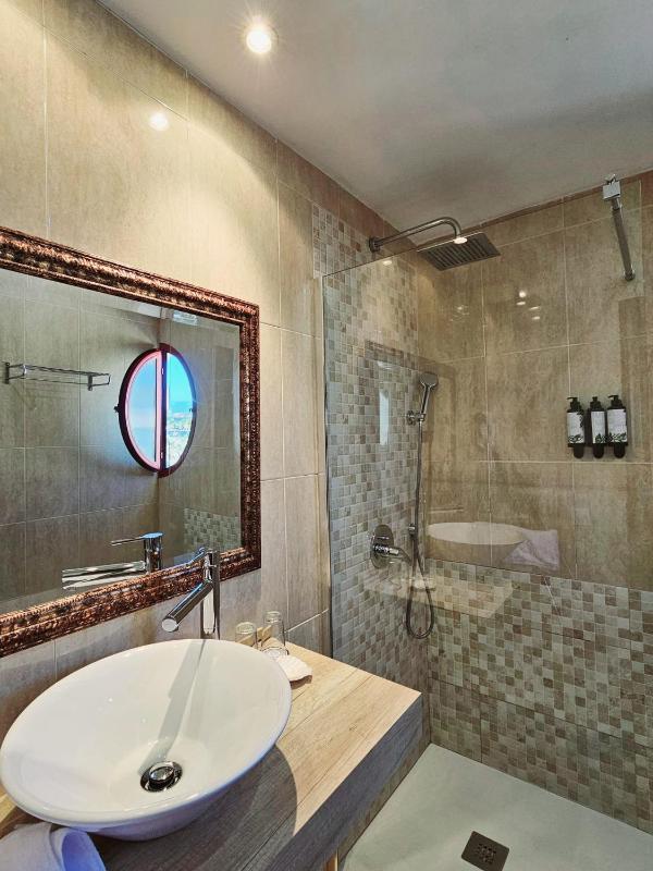 Twin Room with Balcony and Sea View image 2