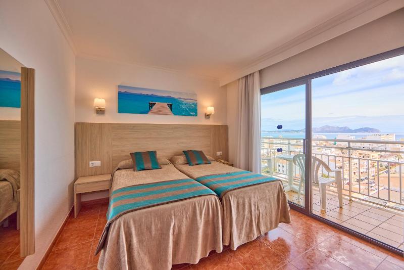 Double Room with Sea View image 4