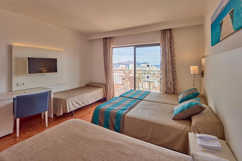 Standard Quadruple Room image 4