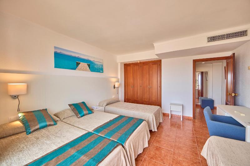 Standard Quadruple Room image 3
