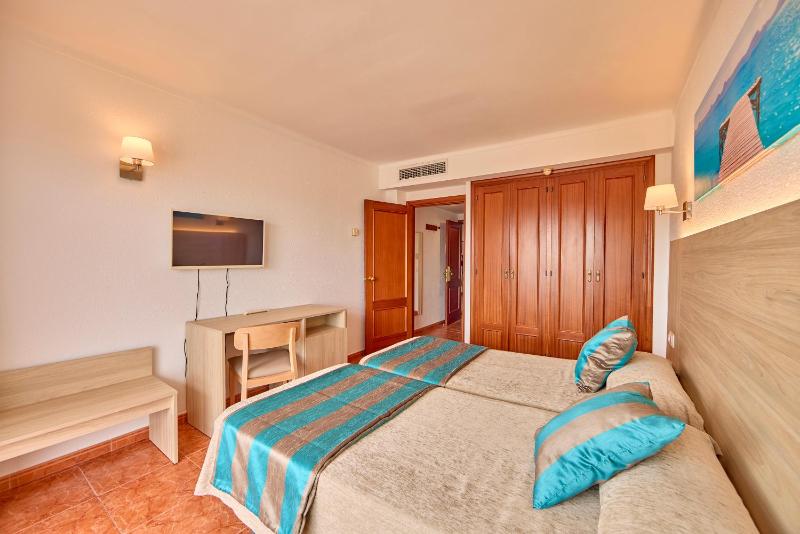 Twin Room image 3