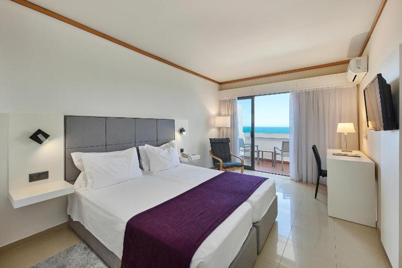 Standard Twin Room with Sea View image 2