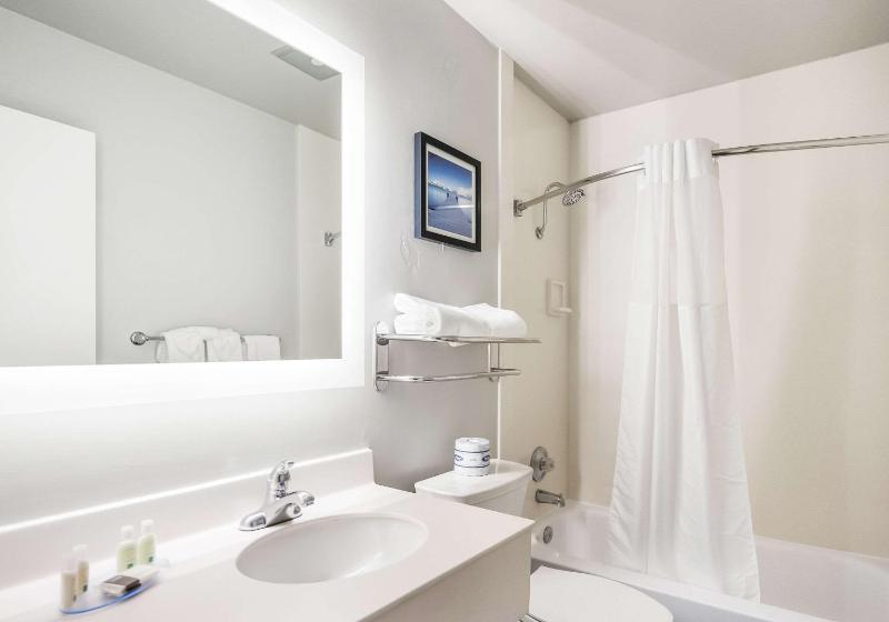 King Suite - Non-Smoking image 3