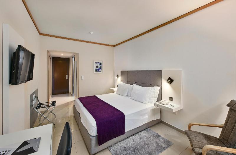 Standard Twin Room with Sea View image 4