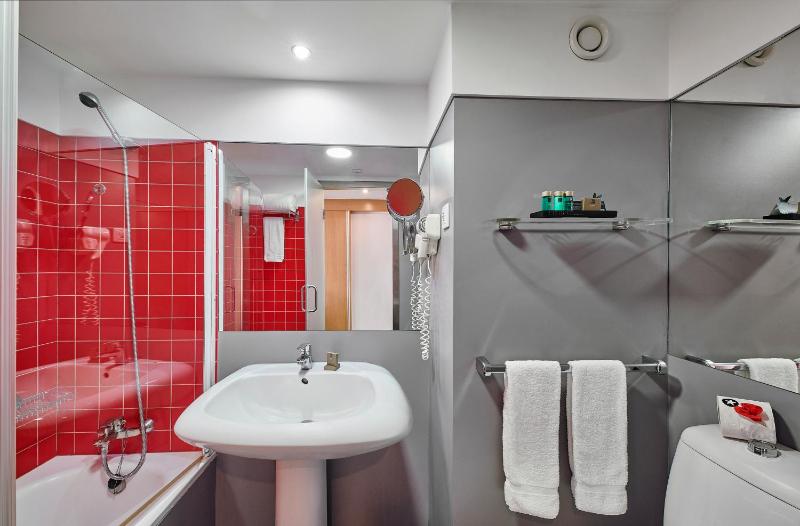 Standard Twin Room with Balcony or Terrace and Land View image 4