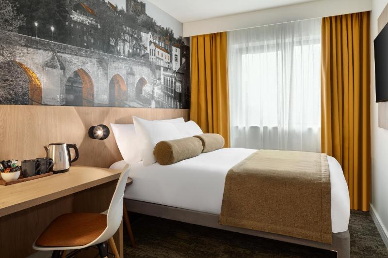 Compact Double Room image 3