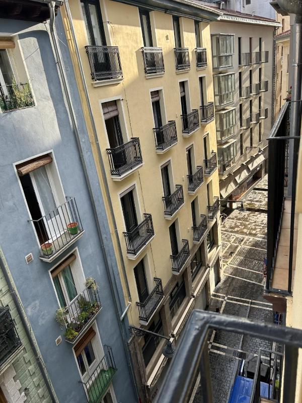 Twin Room with City View image 3