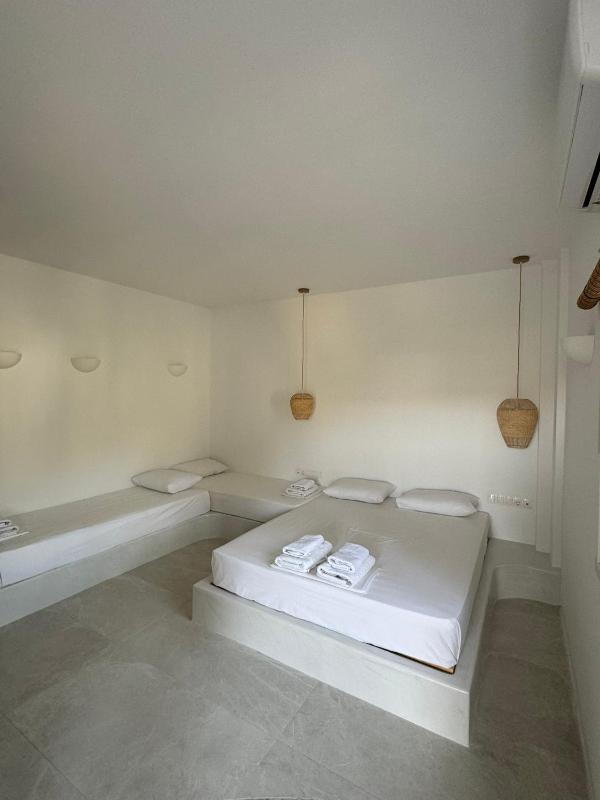Deluxe Triple Room image 3