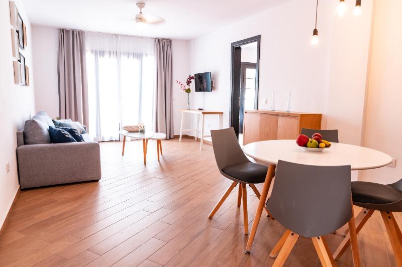 One-Bedroom Deluxe Apartment image 2