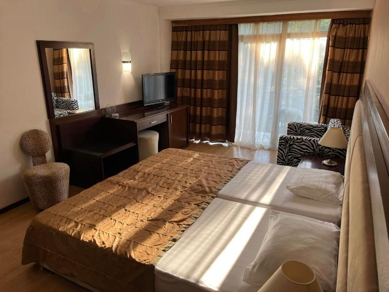 Deluxe Double or Twin Room with Balcony (2 Adults + 1 Child) image 3