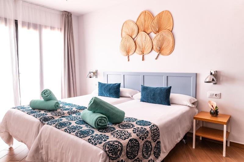 One-Bedroom Deluxe Apartment image 3