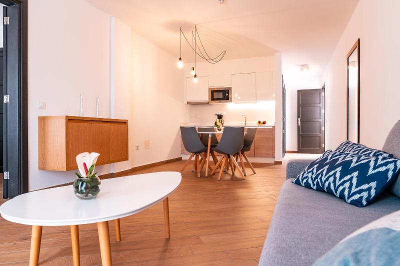 One-Bedroom Deluxe Apartment image 1