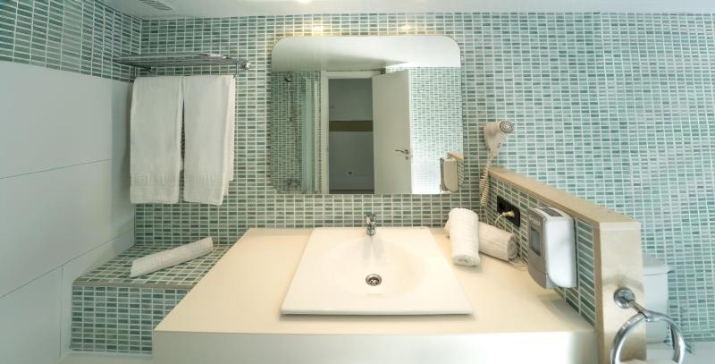Superior Twin Room image 3
