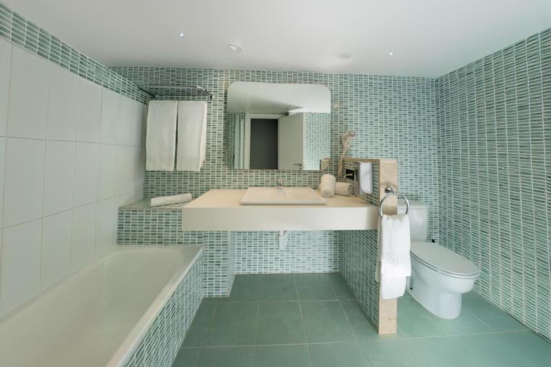 Superior Twin Room image 4