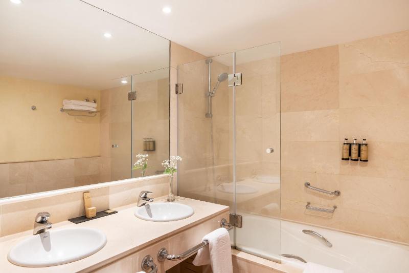 Standard Double Room image 3