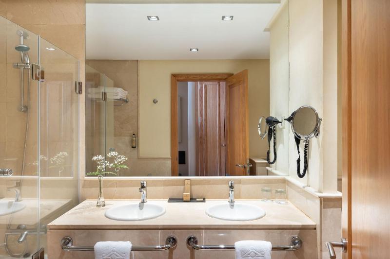 Standard Double Room image 4