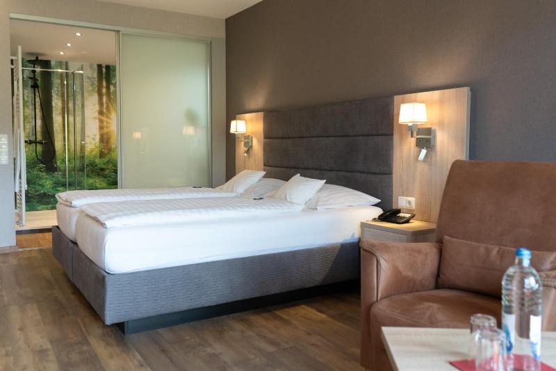 Deluxe Double Room with Balcony image 4