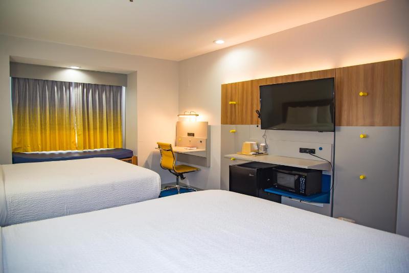 Queen Room with Two Queen Beds - Non-Smoking image 4