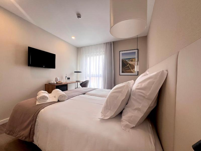 Twin Room with Sea View image 4