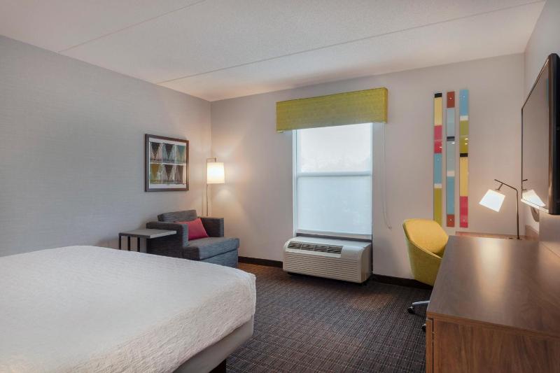 King Room with King Bed - Non-Smoking image 2